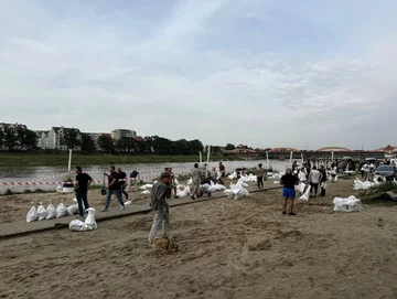 Worki z piaskiem rozdawane w beach barze Marina Kleczków, 16 września