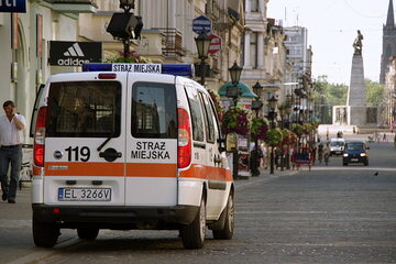 Wóz straży miejskiej na ulicy Piotrkowskiej w Łodzi