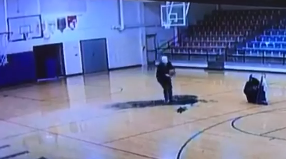 Joe Orians rzucający do kosza