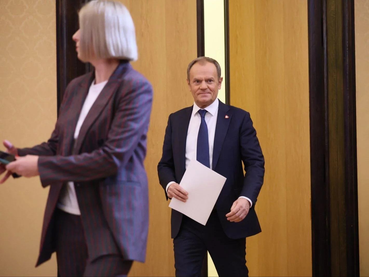 Premier Donald Tusk w drodze na konferencję prasową po posiedzeniu rządu, 27 grudnia