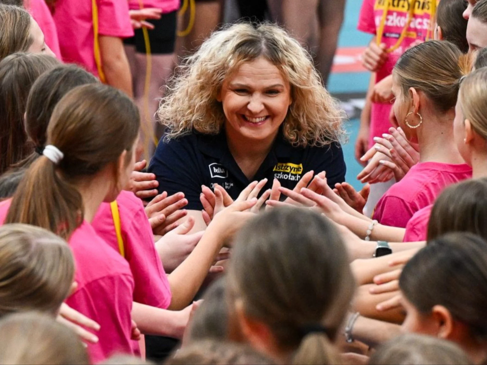 Otylia Jędrzejczak z uczestniczkami zajęć „Mistrzynie w szkołach”