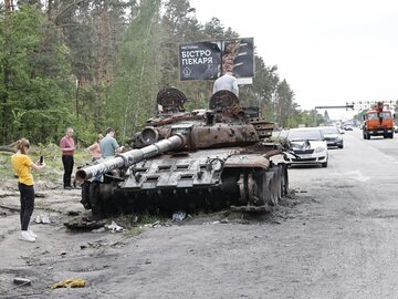 Wrak rosyjskiego czołgu, który zalega w miejscowości Buzowa nieopodal Kijowa.