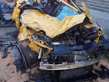 Wrak samochodu po wypadku w Krakowie