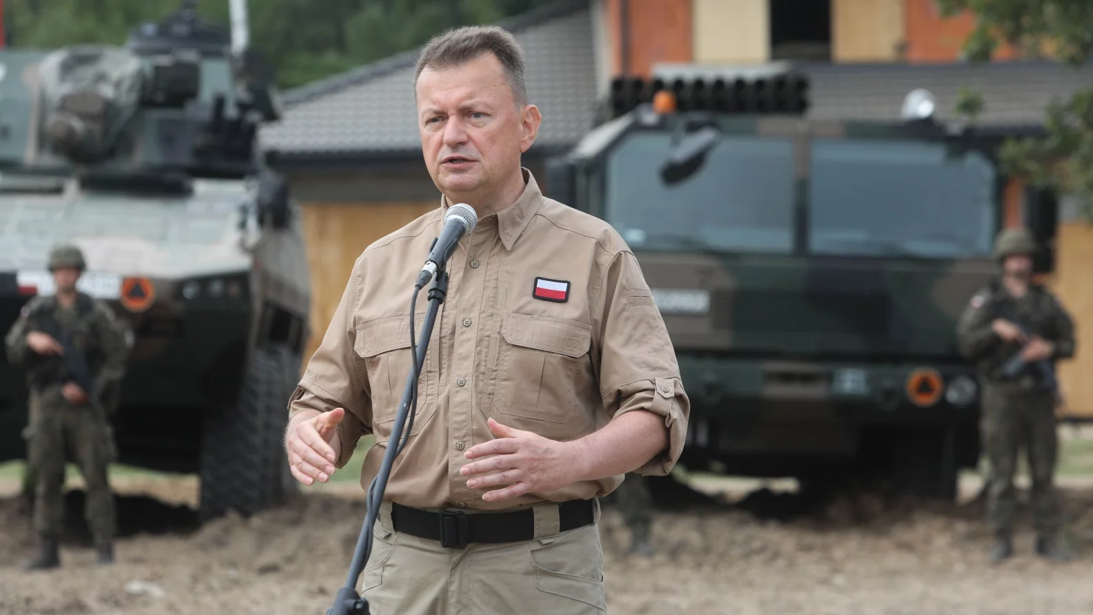 Minister obrony narodowej Mariusz Błaszczak w czasie wizyty w Supraślu