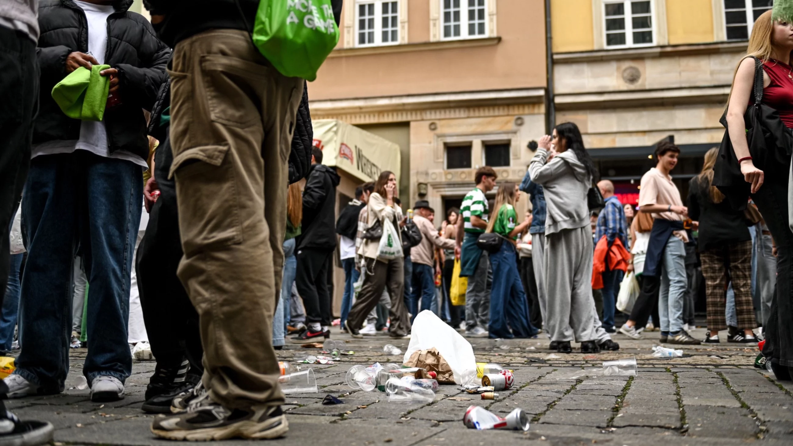 Wrocław po finale Ligi Konferencji. „Potłuczone szkło, puste butelki i puszki”