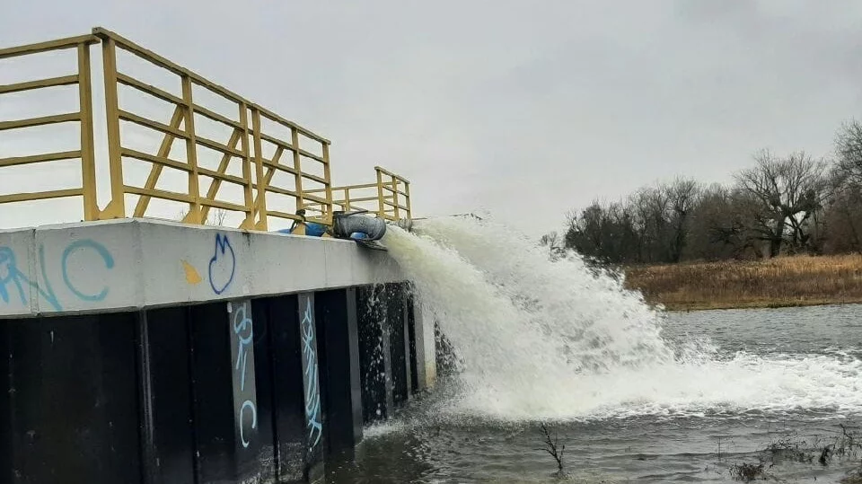 Wrocław. Akcja Wód Polskich na ujściu Kanału Granicznego, zwanego potocznie Mrówką, do rzeki Widawa