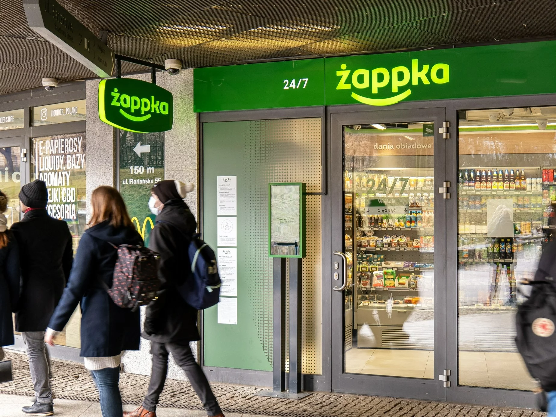 Klient Żabki wpadł w furię. Jego tłumaczenia wprawiają w osłupienie