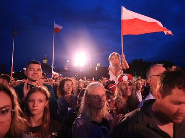 Wspólne śpiewanie piosenek powstańczych na Placu Piłsudskiego w Warszawie