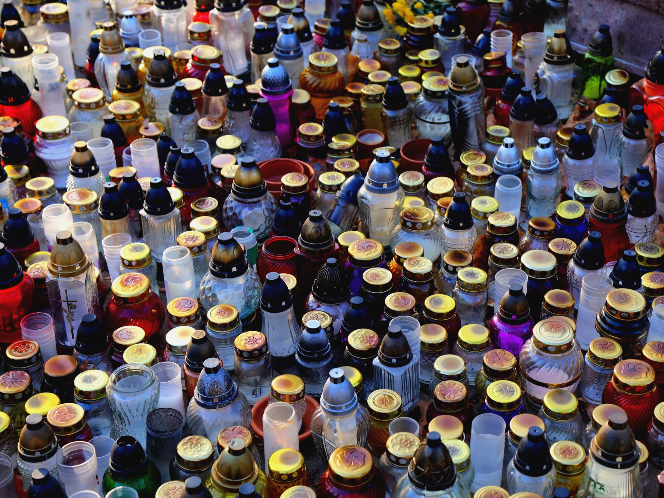 Znicze na cmentarzu, zdjęcie ilustracyjne