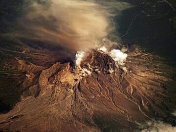 Wulkan Szywiełucz oglądany z przestrzeni kosmicznej. Zdjęcie ilustracyjne