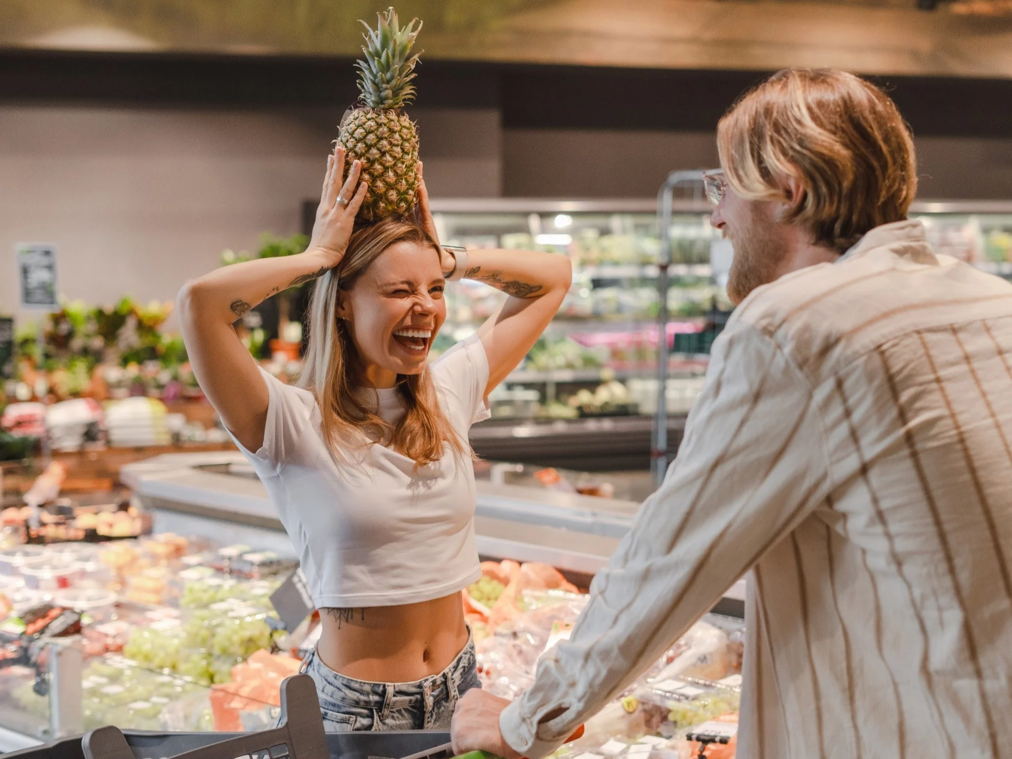 Para w czasie zakupów w supermarkecie