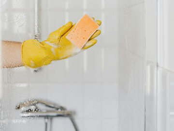 Wybór domowego preparatu do czyszczenia szyby w kabinie prysznicowej zależy od rodzaju zabrudzeń