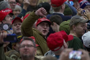 Wyborcy Donalda Trumpa w czapkach z napisem "Make America Great Again"