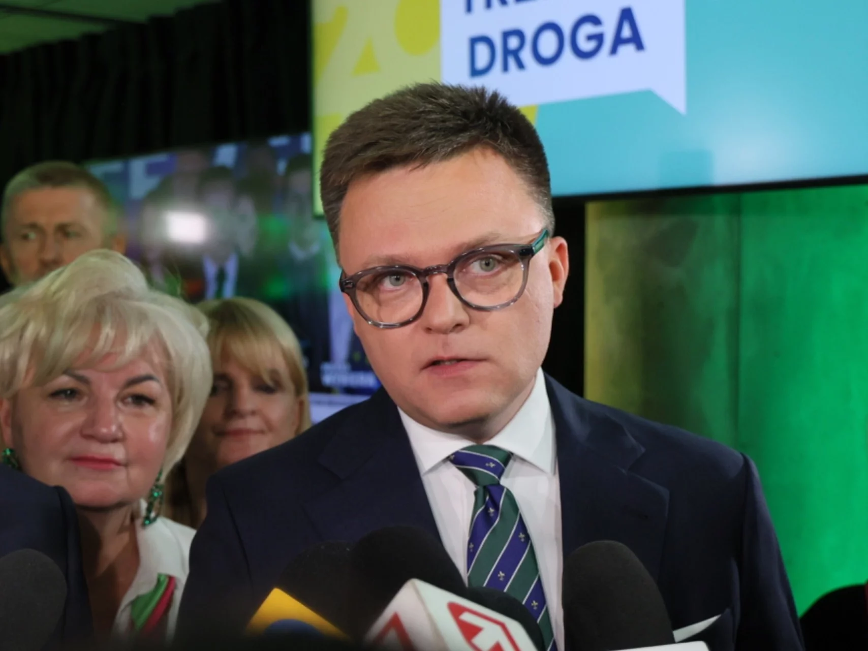 Lider Trzeciej Drogi Szymon Hołownia podczas wieczoru wyborczego