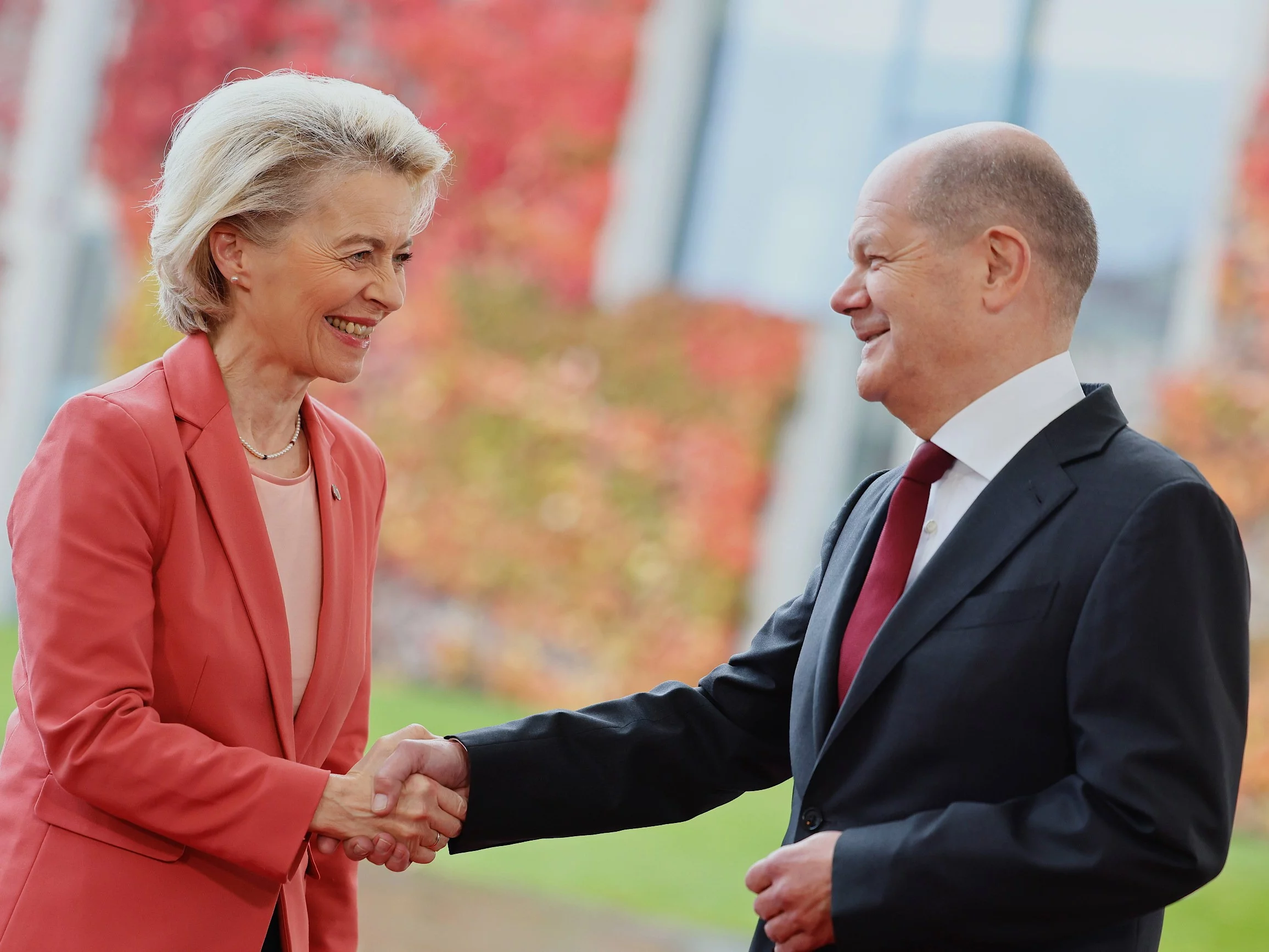 Szefowa KE Ursula von der Leyen i kanclerz Niemiec Olaf Scholz