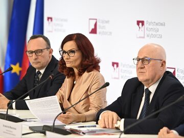 Wybory parlamentarne 2023. Członek PKW Konrad Składowski (z lewej), szefowa KBW Magdalena Pietrzak (w środku) oraz przewodniczący PKW Sylwester Marciniak