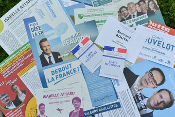 Wybory parlamentarne we Francji. Ulotki wyborcze