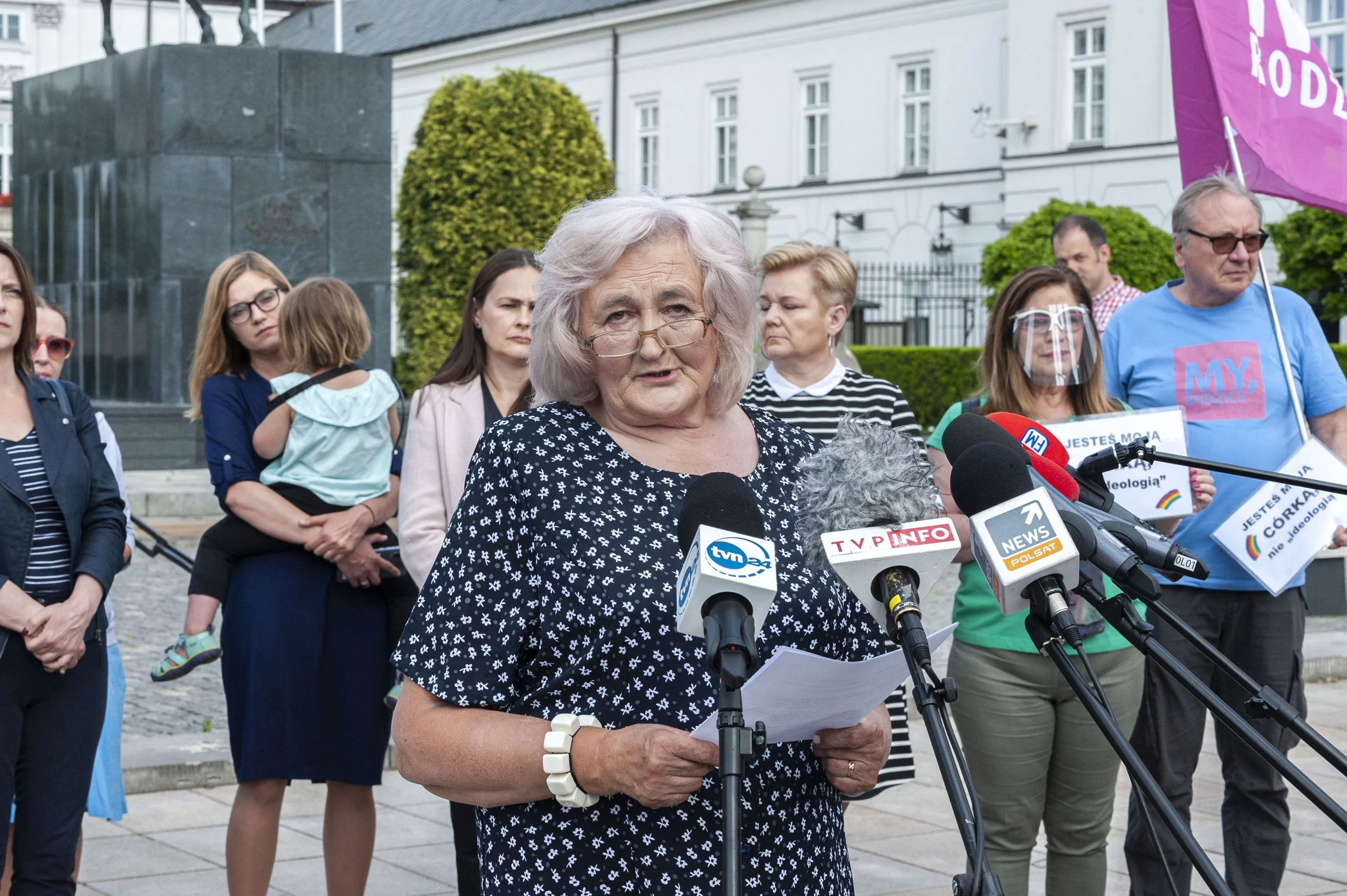 Helena Biedroń przed Pałacem Prezydenckim