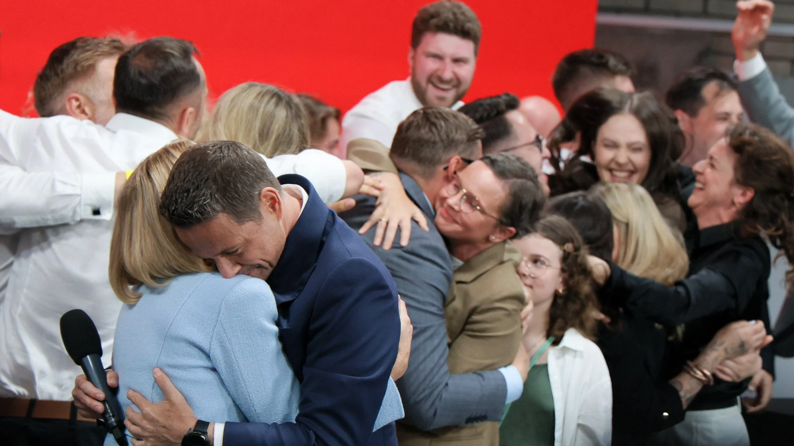 Rafał Trzaskowski z żoną Małgorzatą po ogłoszeniu exit poll
