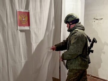 Wybory prezydenckie w Rosji. Żołnierz głosujący na terenie tzw. Donieckiej Republiki Ludowej