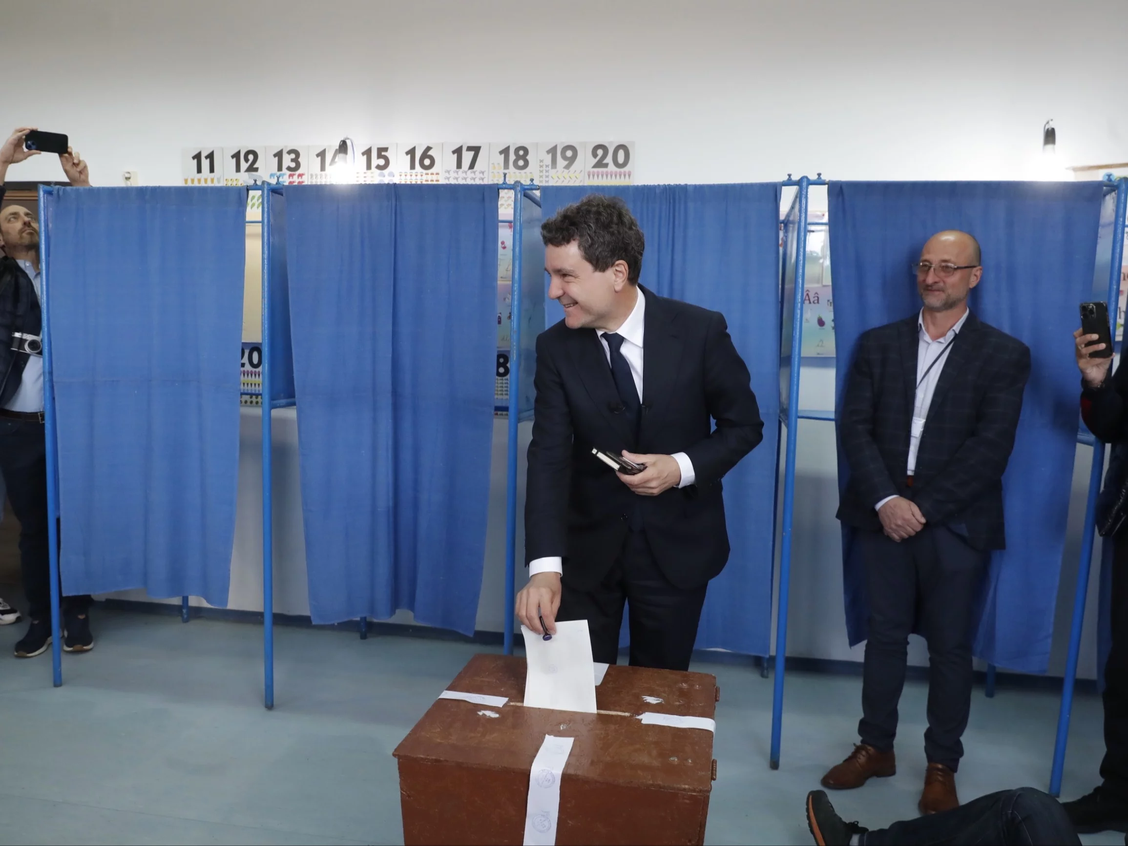 Kandydujący w wyborach na prezydenta Rumunii burmistrz Bukaresztu Nicusor Dan oddający głos w swojej rodzinnej miejscowości Fogarasz