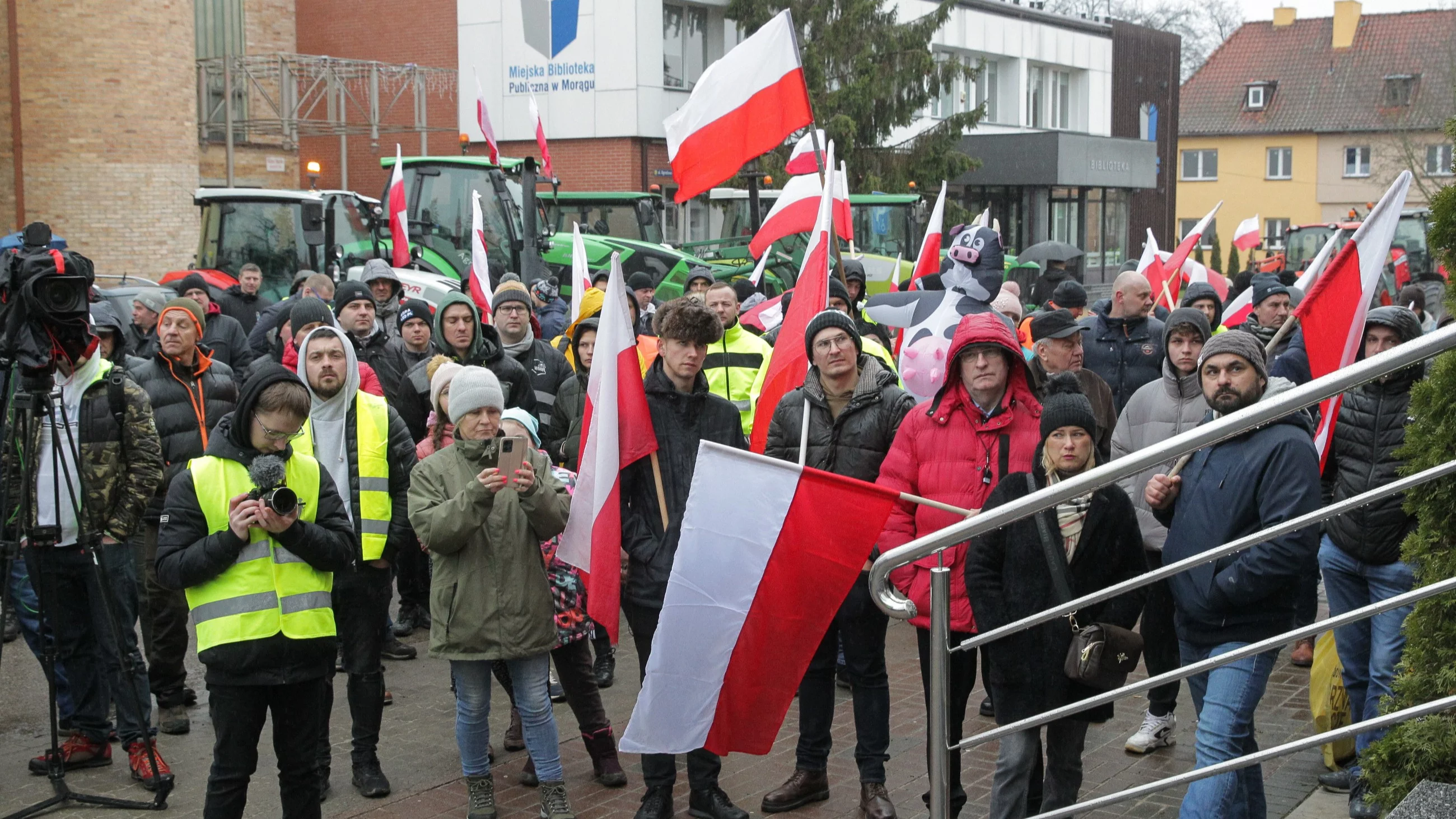 Morąg. Protest rolników przed halą, gdzie przemawiał Donald Tusk