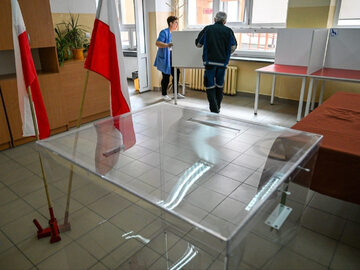 Wybory samorządowe 2024. Przygotowywanie lokalu do głosowania w jednej z obwodowych komisji wyborczych w Rzeszowie
