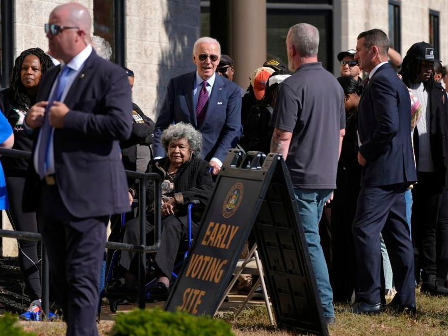 Joe Biden w kolejce do lokalu wyborczego