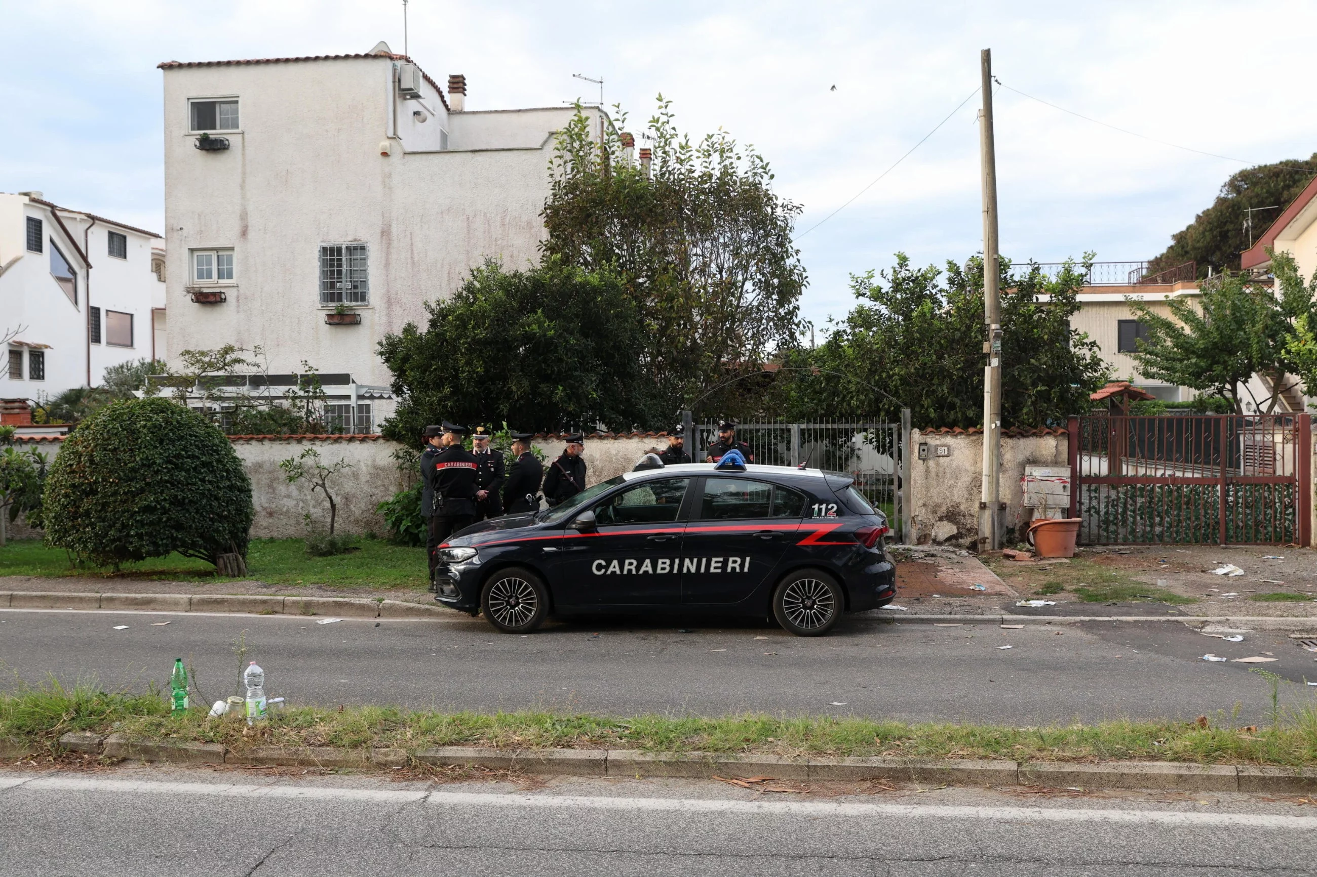 Carabinieri przed domem dziennikarza