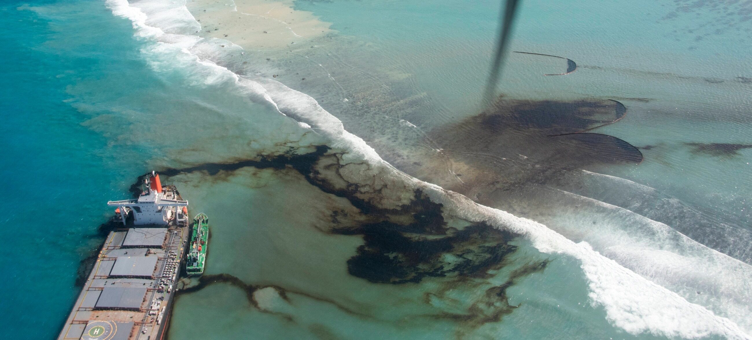 Wyciek ropy naftowej na Mauritiusie widoczny z kosmosu. ESA pokazuje  zdjęcia MV Wakashio – Wprost