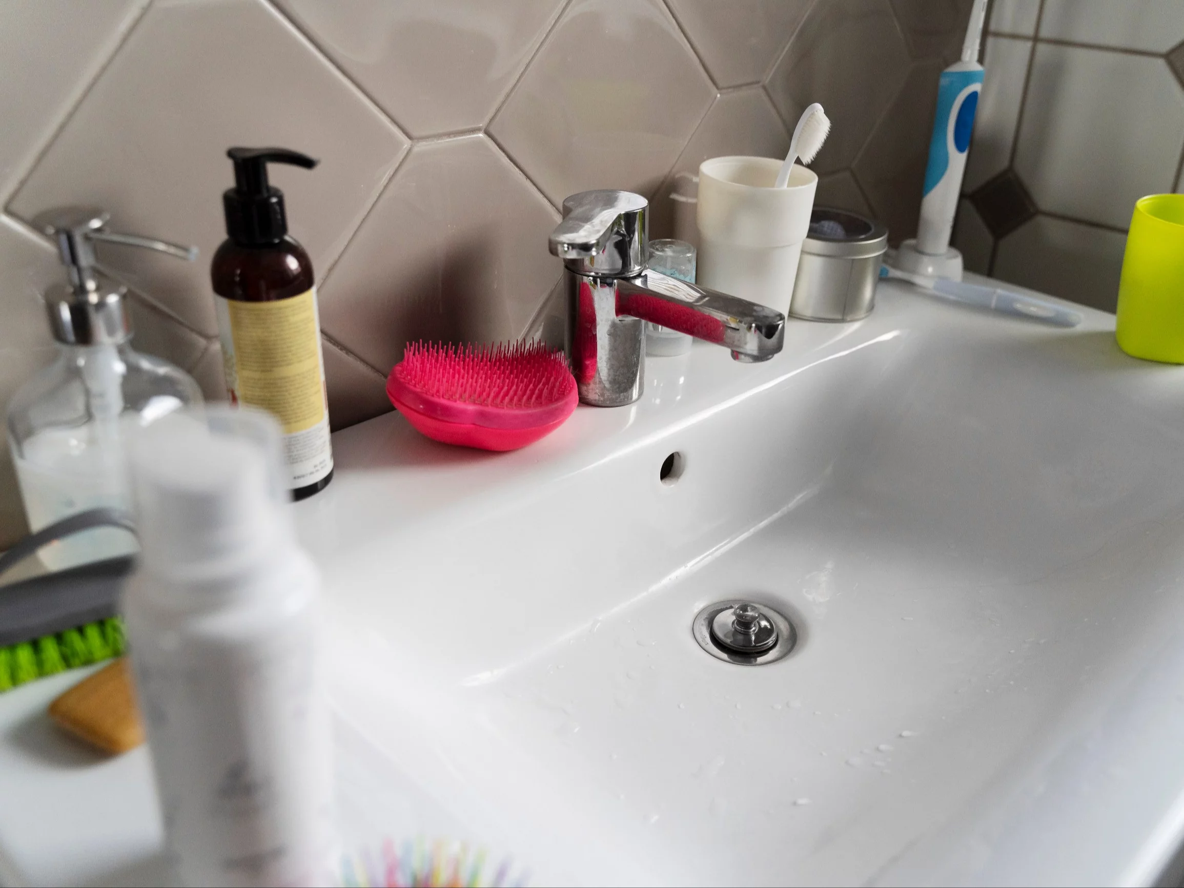 Jak w minutę pozbyć się osadu z mydła? Domowy trik, który każdy powinien znać