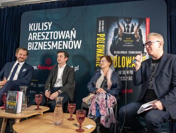 Wydawca książki „Polowanie. Jak się w Polsce niszczy biznes” Michał Lisiecki (od lewej), jej autorzy – Szymon Krawiec i Helena Kowalik, oraz prowadzący spotkanie Mariusz Szczygieł