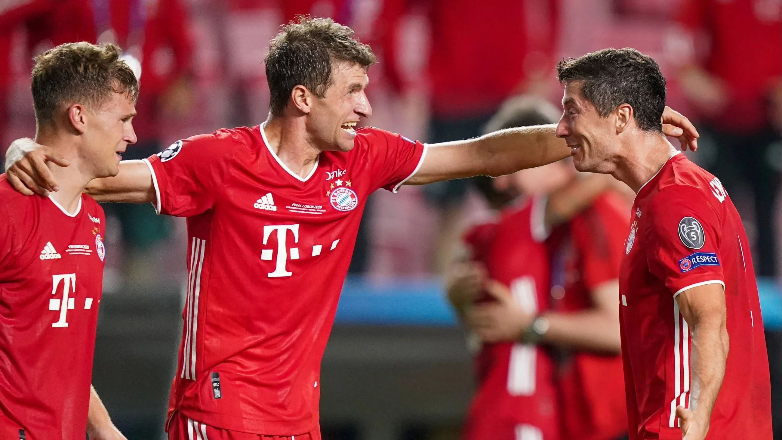 Thomas Mueller (L) i Robert Lewandowski (P)