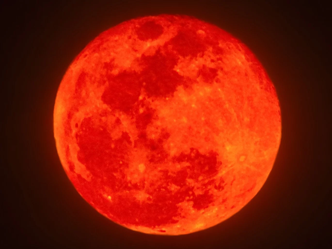 „Czerwony” księżyc, zdjęcie ilustracyjne