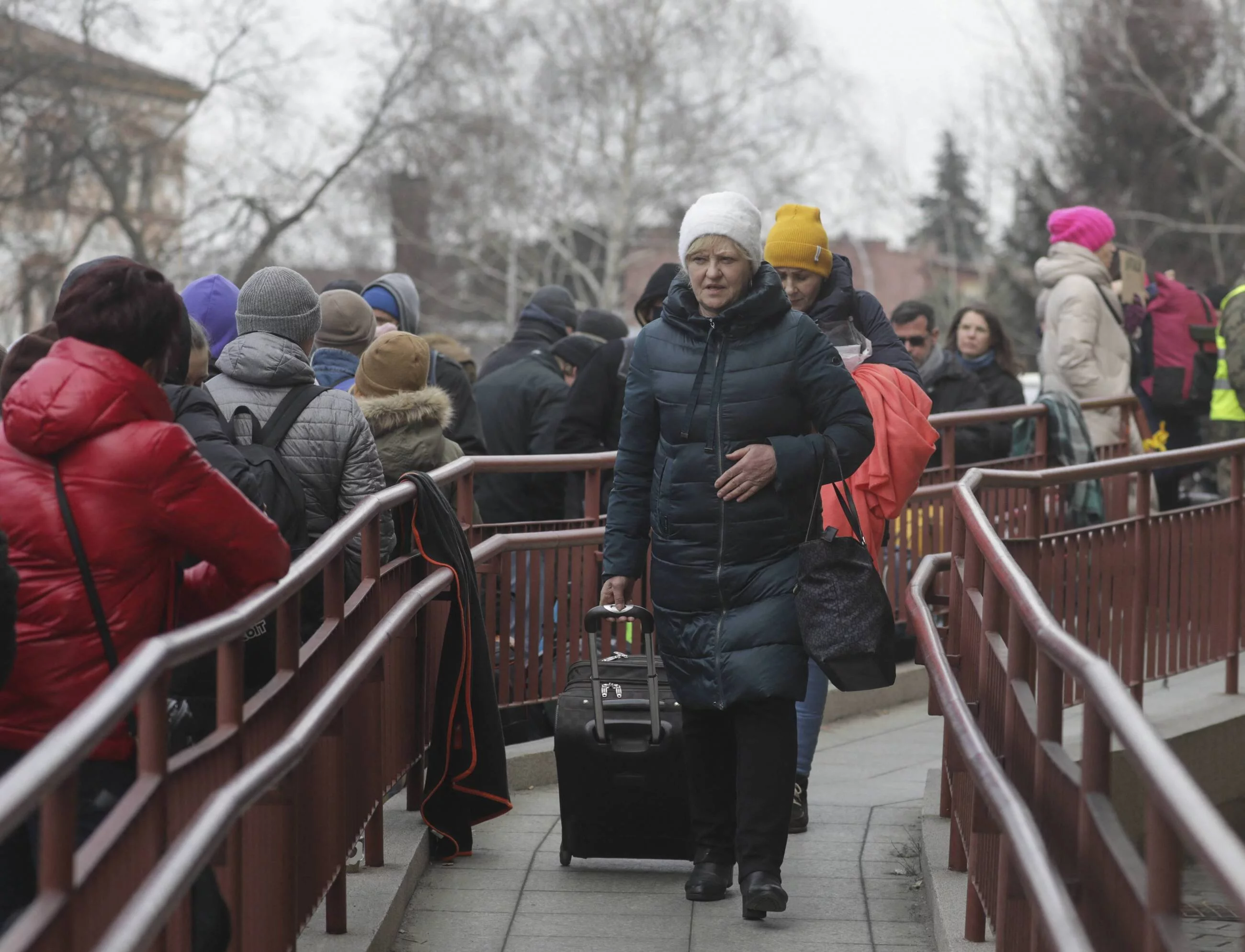 Ukraińscy uchodźcy na stacji kolejowej w Przemyślu