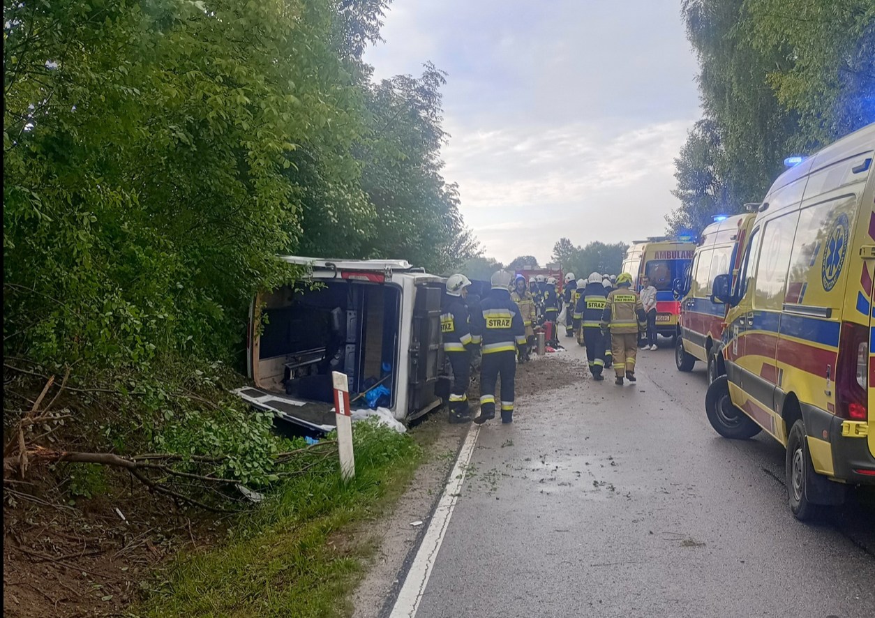 Bus przewożący pielgrzymów przewrócił się do rowu. Są ranni