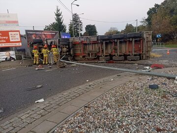 Wypadek ciężarówki przewożącej zboże w Ostrołęce