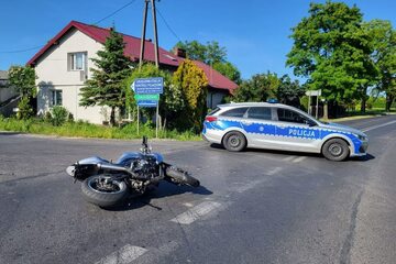 Wypadek motocyklistów z autem osobowym
