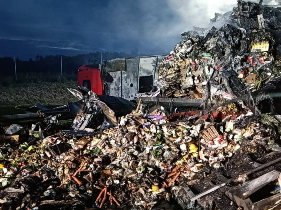 Niebezpieczny wypadek na A1. Dwie ciężarówki stanęły w ogniu, są ranni