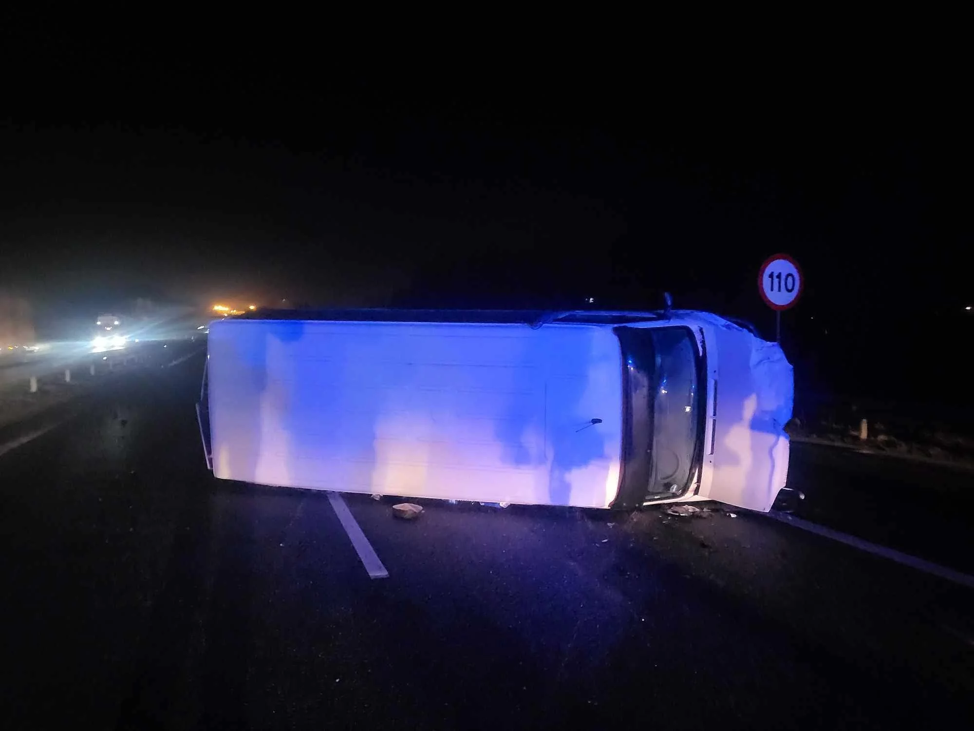 Wypadek na A4 busa ciągnącego lawetę z busem