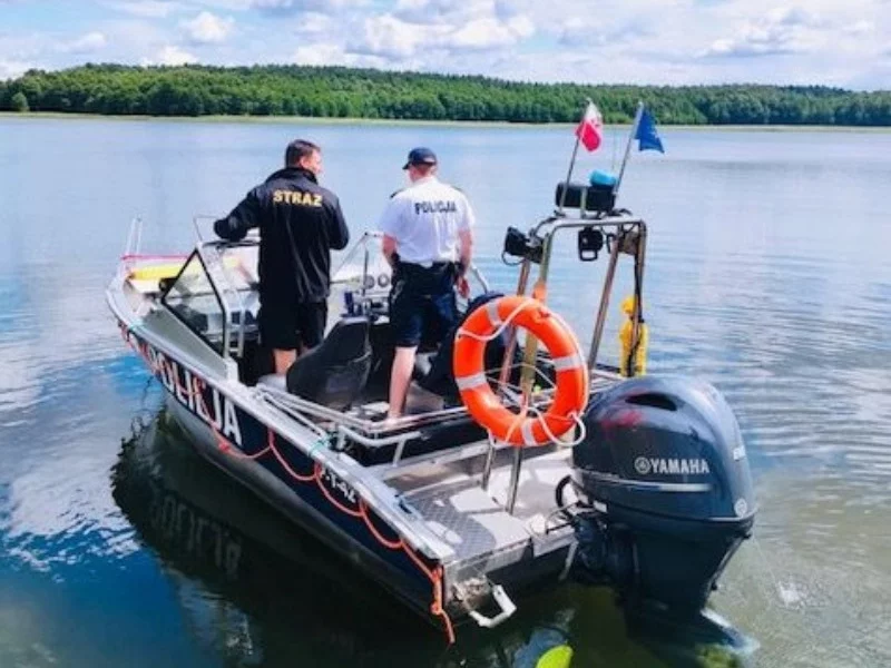 Patrol policji i straży pożarnej z wykorzystaniem łodzi policyjnej, zdjęcie ilustracyjne