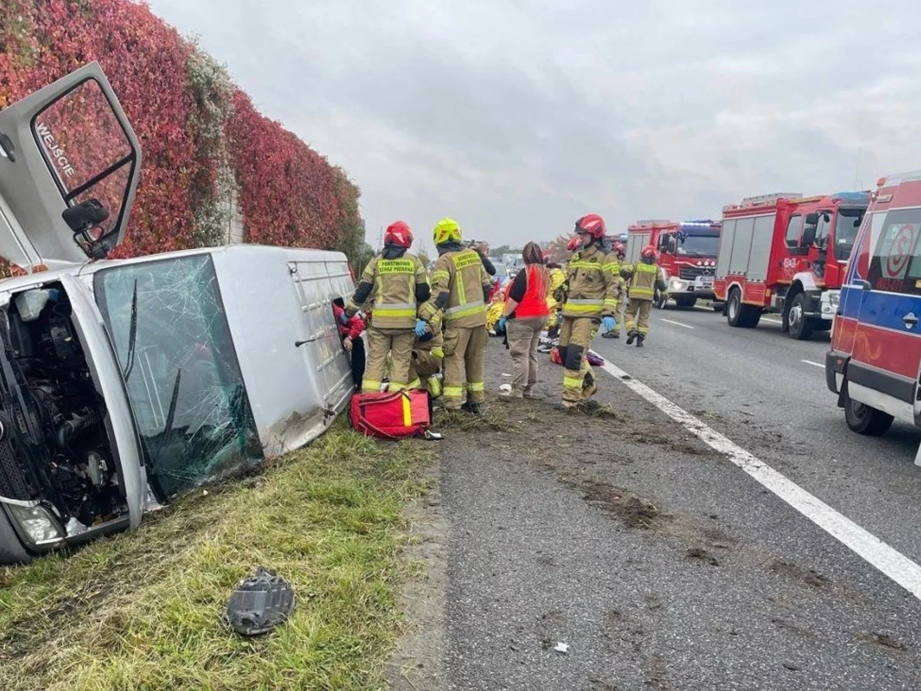 Bus dachował na trasie S7. 11 osób w szpitalu
