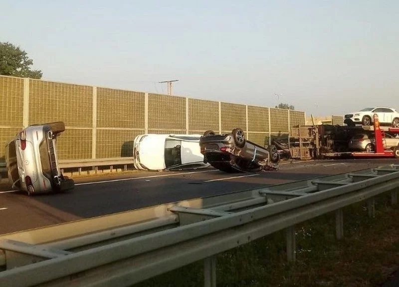 Wypadek na S7 pod Grójcem. Z lawety spadły Mercedesy