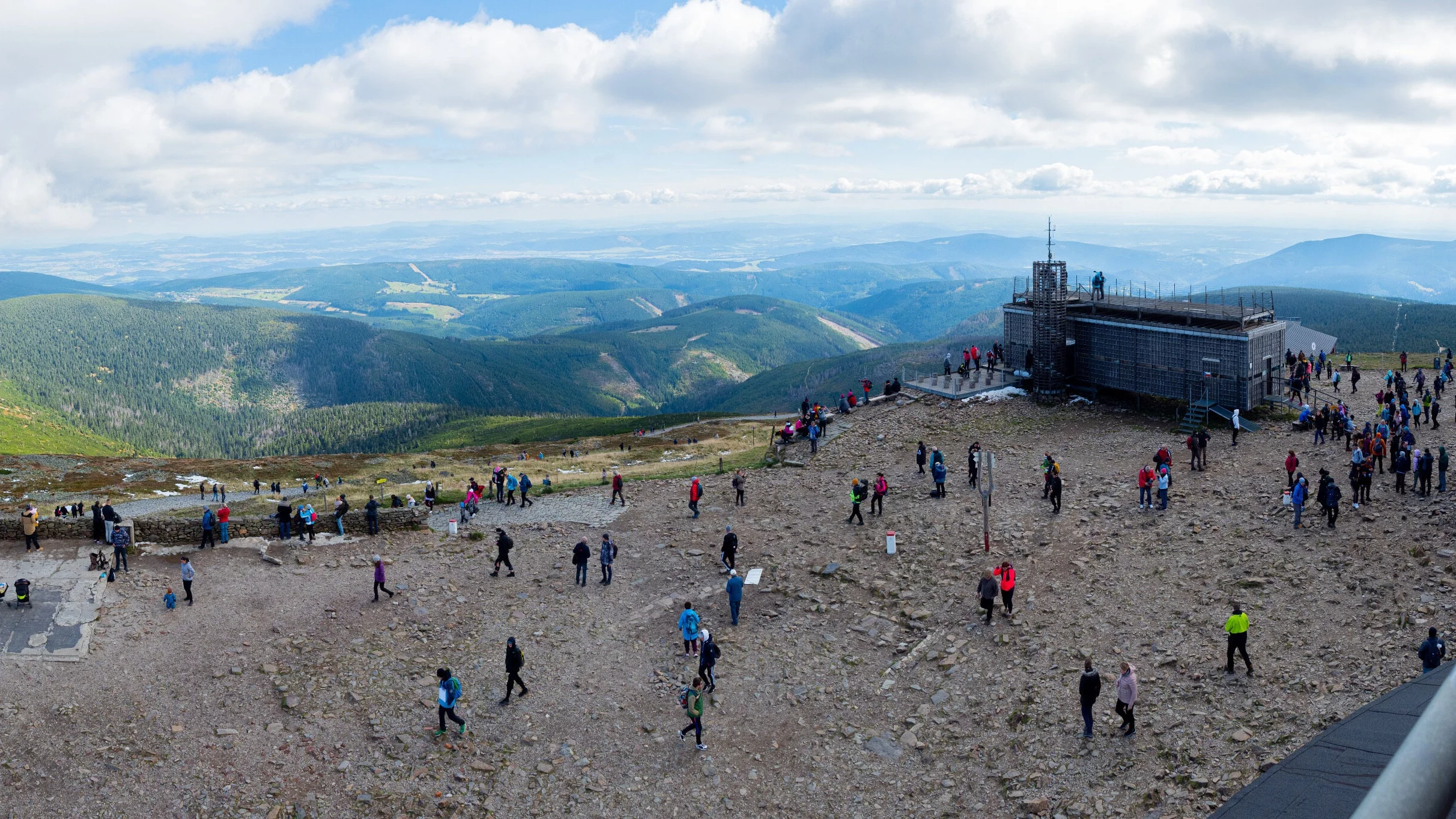 Widok na szczyt Śnieżki i Karkonosze z poziomu środkowego dysku obserwatorium