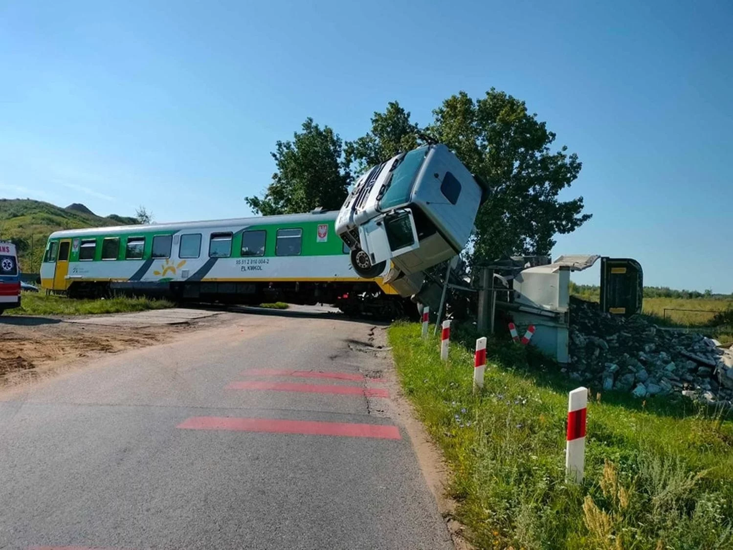 Zderzenie ciężarówki z szynobusem