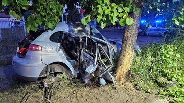 Wypadek w Lesznie. Pięć młodych osób w aucie