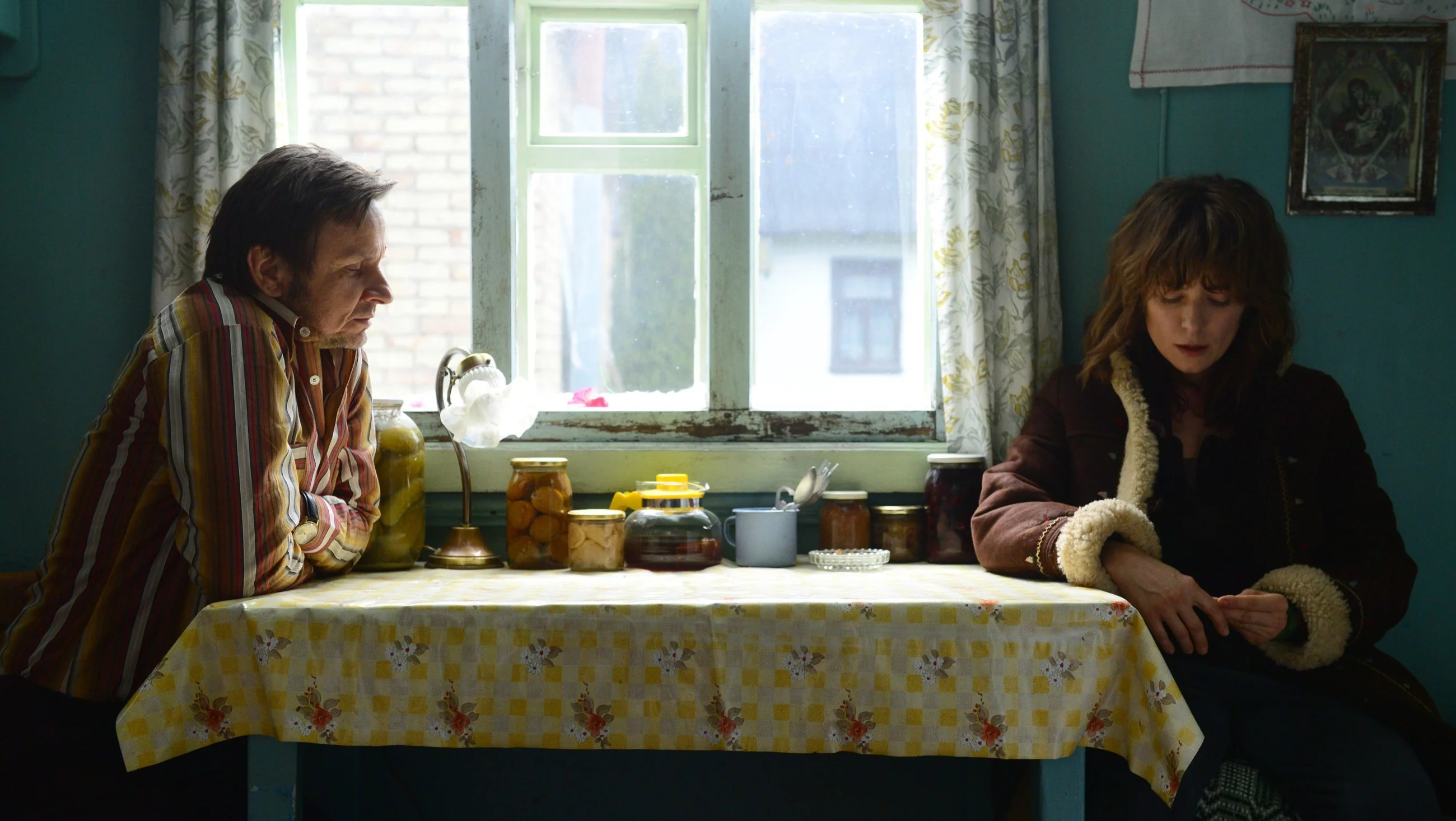 Bartłomiej Topa i Sandra Korzeniak w filmie "Dziura w Głowie" Piotra Subottki