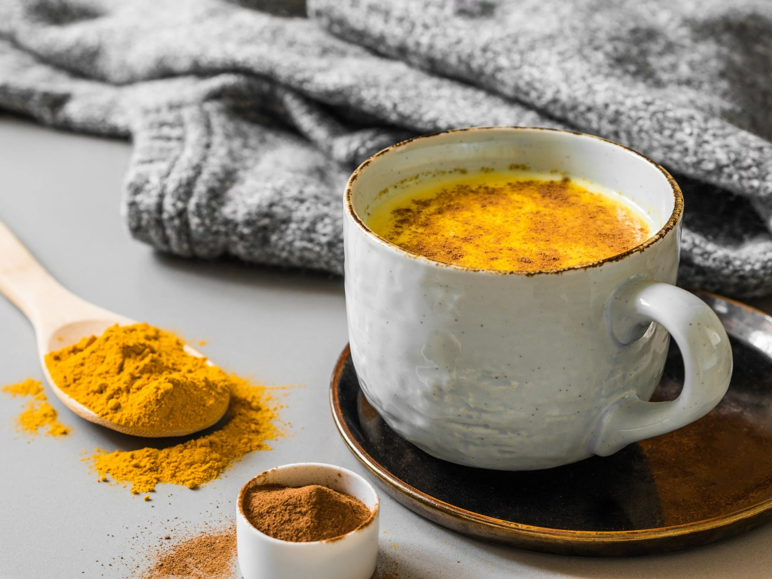 Złote mleko w kubku