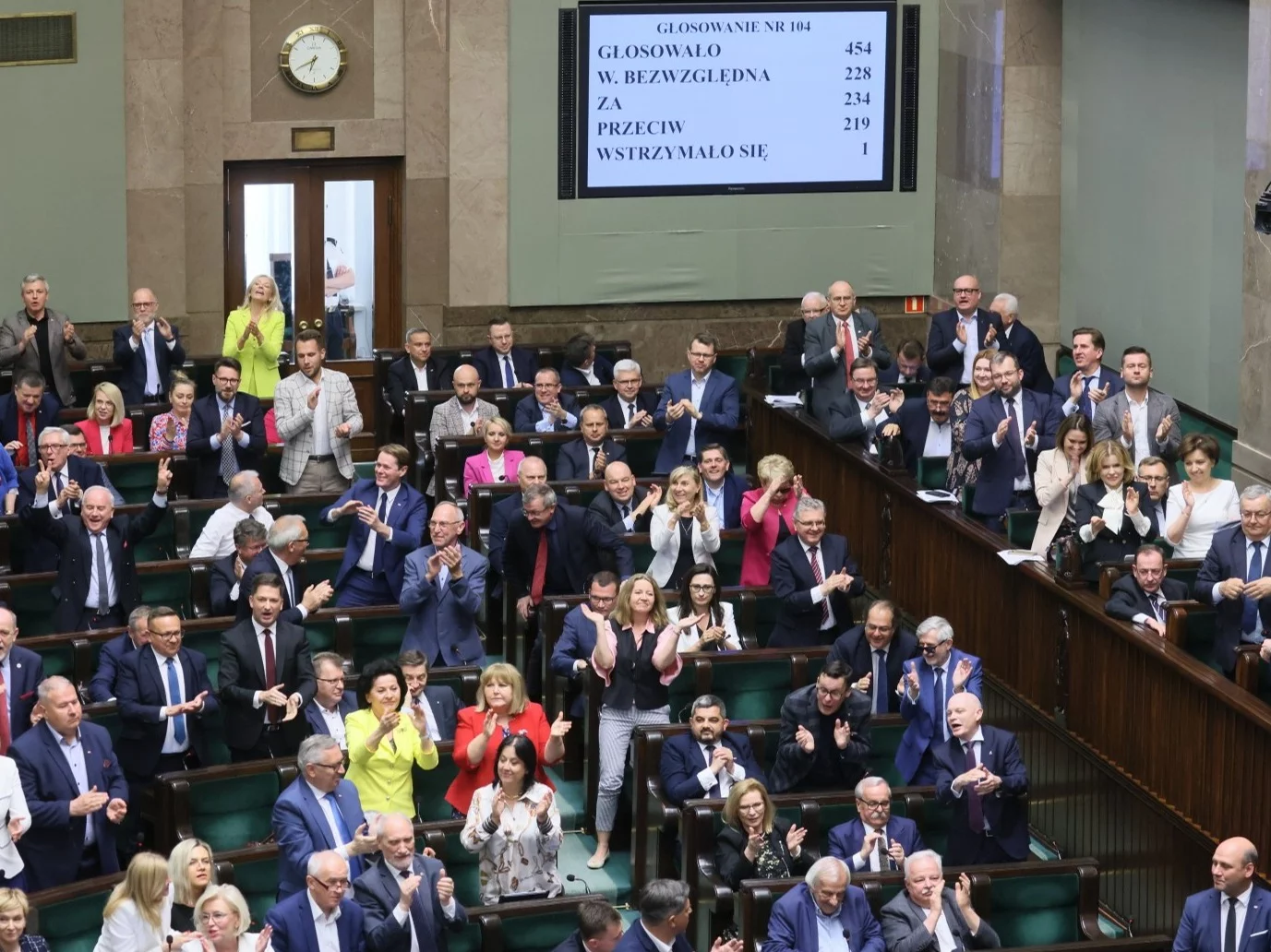 Posłowie po głosowaniu przeciwko senackiej uchwale o odrzuceniu ustawy ws. powołania komisji ds. rosyjskich wpływów.na bezpieczeństwo wewnętrzne