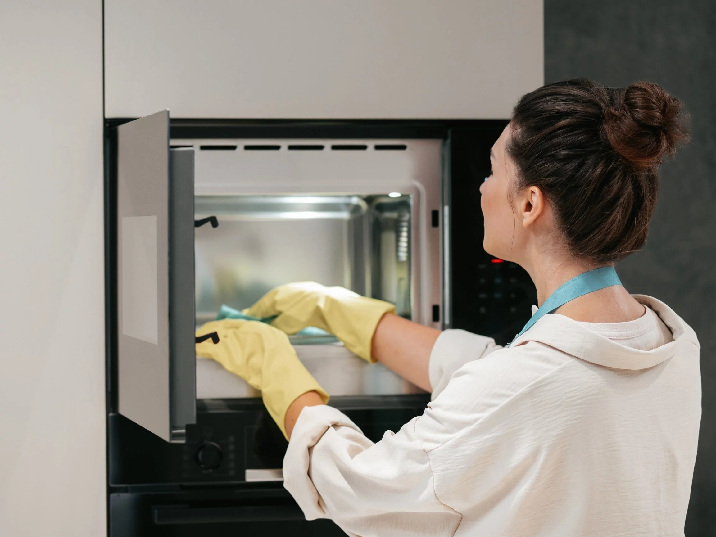 Cytryna w piekarniku działa jak naturalny odtłuszczacz — para cytrynowa zmiękcza przypalenia i ułatwia czyszczenie bez szorowania